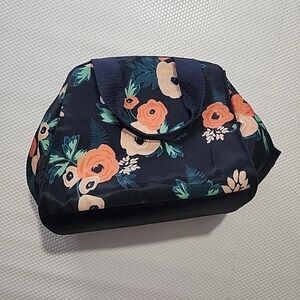 Fit Fresh Insulated Floral Lunch Bag Pre Owned Great Condition, Zipper Closure.